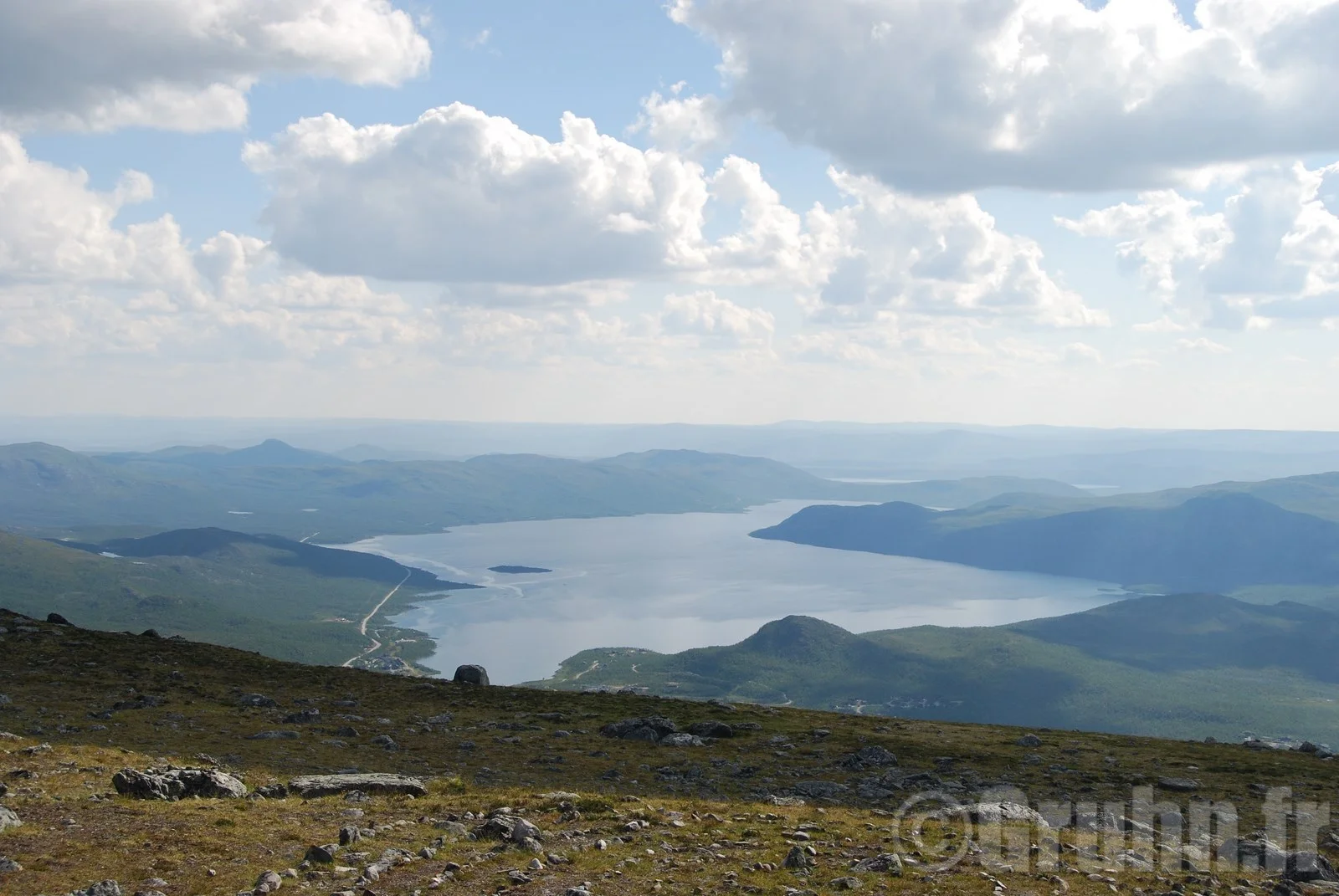 vue sur Kilpisjarvi Au sommet de Saana 560m A gauche la Finlande a droite la Suede.