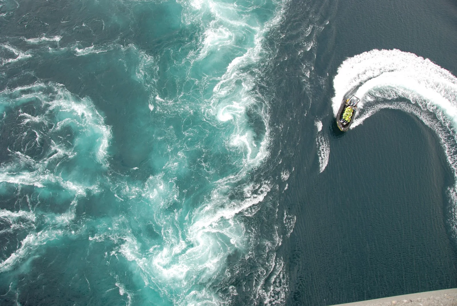 Saltstraumen en Norvege : Le puissant Maelstrom vue du pont